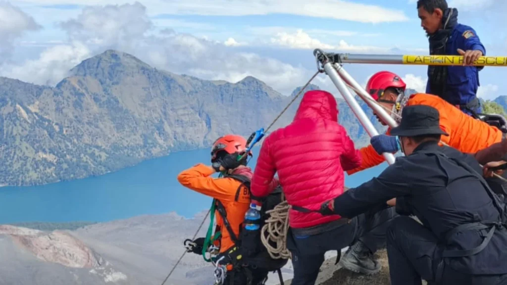Operasi Penyelamatan Pendaki Brasil di Gunung Rinjani: Tantangan Berat di Medan Berbahaya
