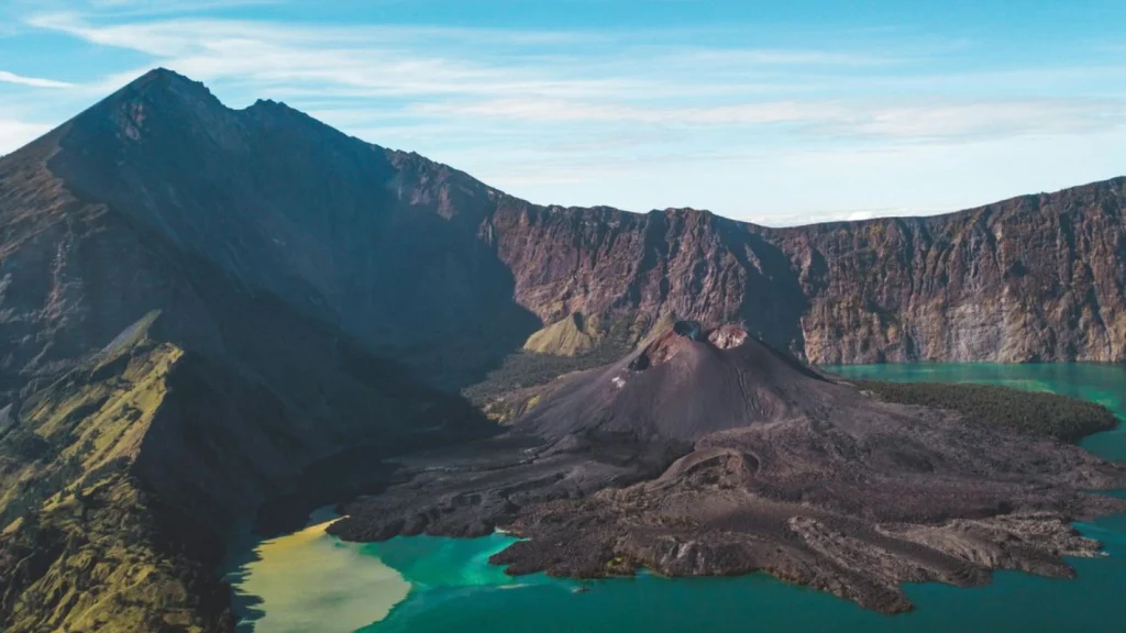Kecelakaan Pendaki di Gunung Rinjani: Nazli Bin Awang Mahat Terluka Saat Turun Jalur Licin