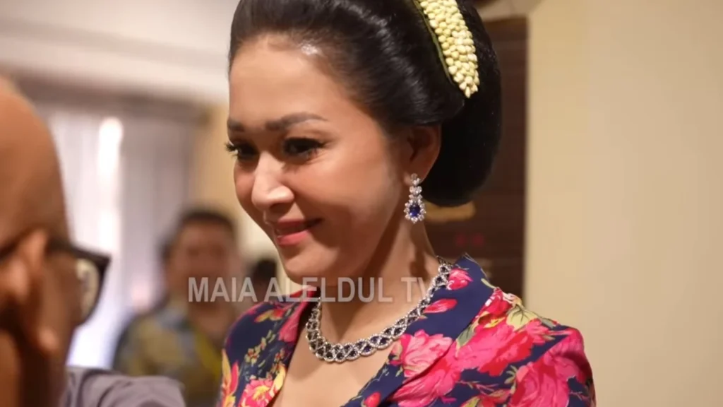 Maia Estianty Memukau dengan Perhiasan Mewah di Pernikahan Al Ghazali dan Alyssa Daguise