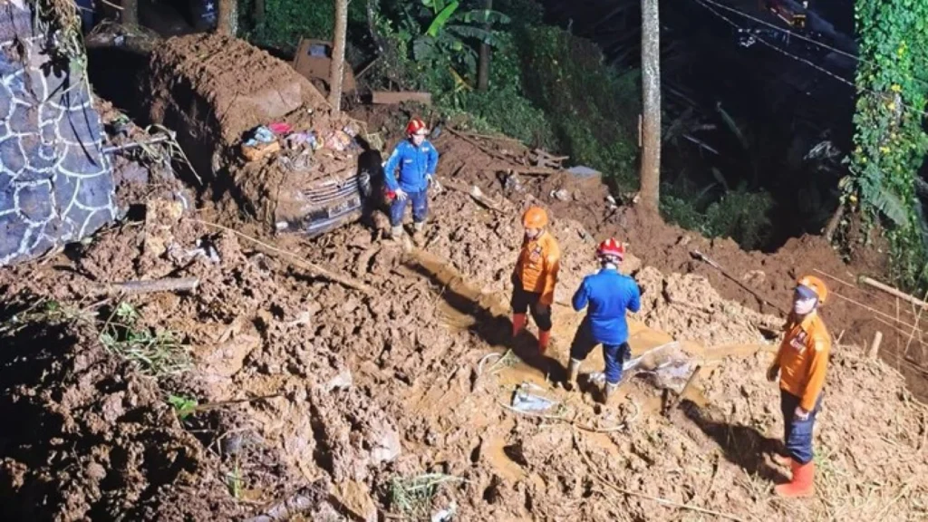 Longsor Puncak: Tiga Tewas, Satu Masih Hilang